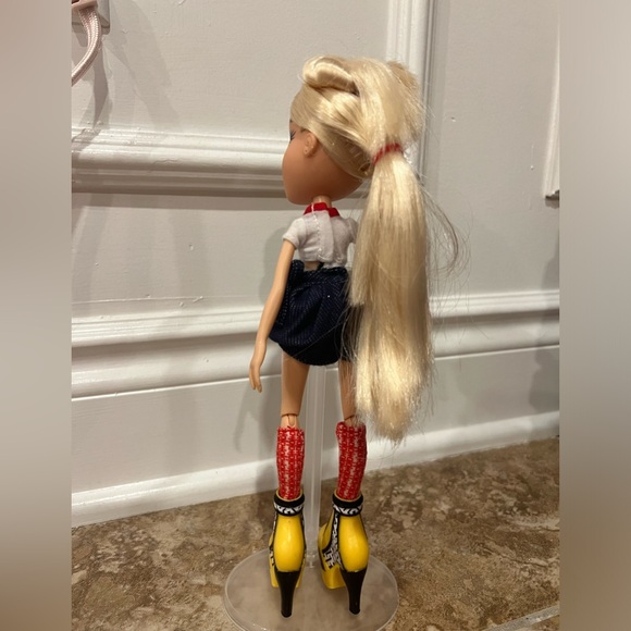 Bratz Study Abroad Cloe 2015 MGA Entertainment W/ extra shirt - Picture 7 of 9